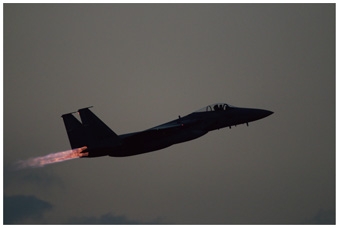 緊急発進(スクランブル)する空自F-15J戦闘機